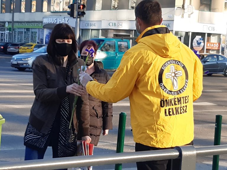 Nőnapi virágosztás