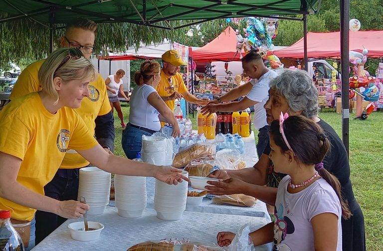 A Szcientológia önkéntes lelkészeink legutóbb Gyulajon segítettek a falunap szervezésében, hogy közösségben élő rászorulókat élelmiszer adománnyal támogassák.