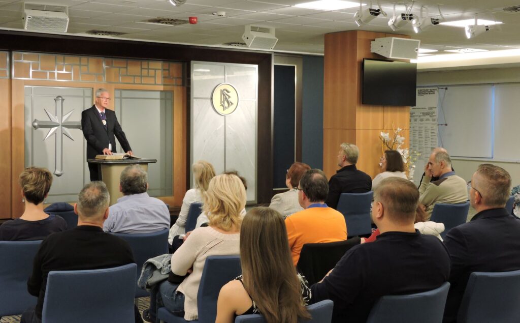 Szcientológia lelkész a vasárnapi szertartáson.