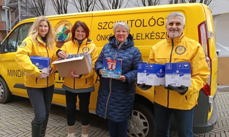 Szcientológia önkéntes lelkészek adományoznak.