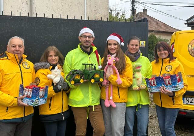 Szcientológia önkéntes lelkészek ajándékai Mikulásra