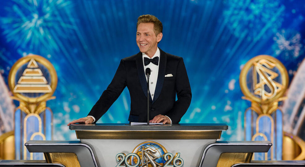 David Miscavige beszél a Nemzetközi Szcientológia Egyház 2026-os újévi rendezvényén Los Angelesben.