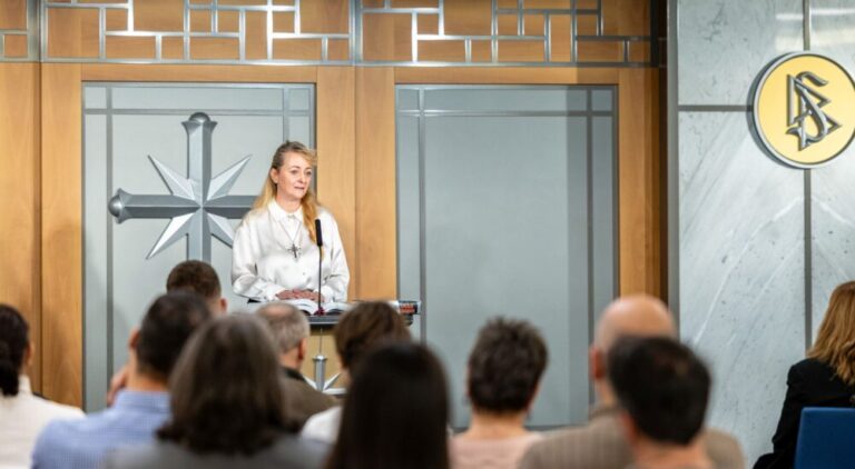 Henczel Edit szcientológia lelkész prédikál a közösségnek