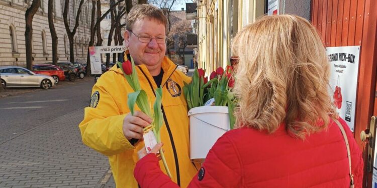 Virággal tisztelegtek a nők előtt az önkéntes lelkészek
