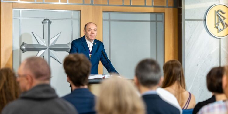 L. Ron Hubbard 115. születésnapját ünnepelték a vasárnapi szertartáson