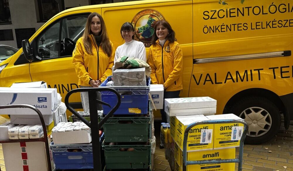Élelmiszer és higiéniai szerek kerülnek átadásra a Szcientológia önkéntes lelkészek által az Oltalom Karitatív Egyesületnek.